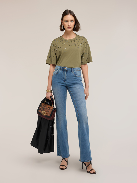 T-shirt con applicazioni gioiello di pietre
