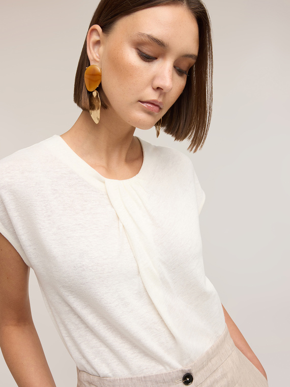 T-shirt in misto lino con drappeggio