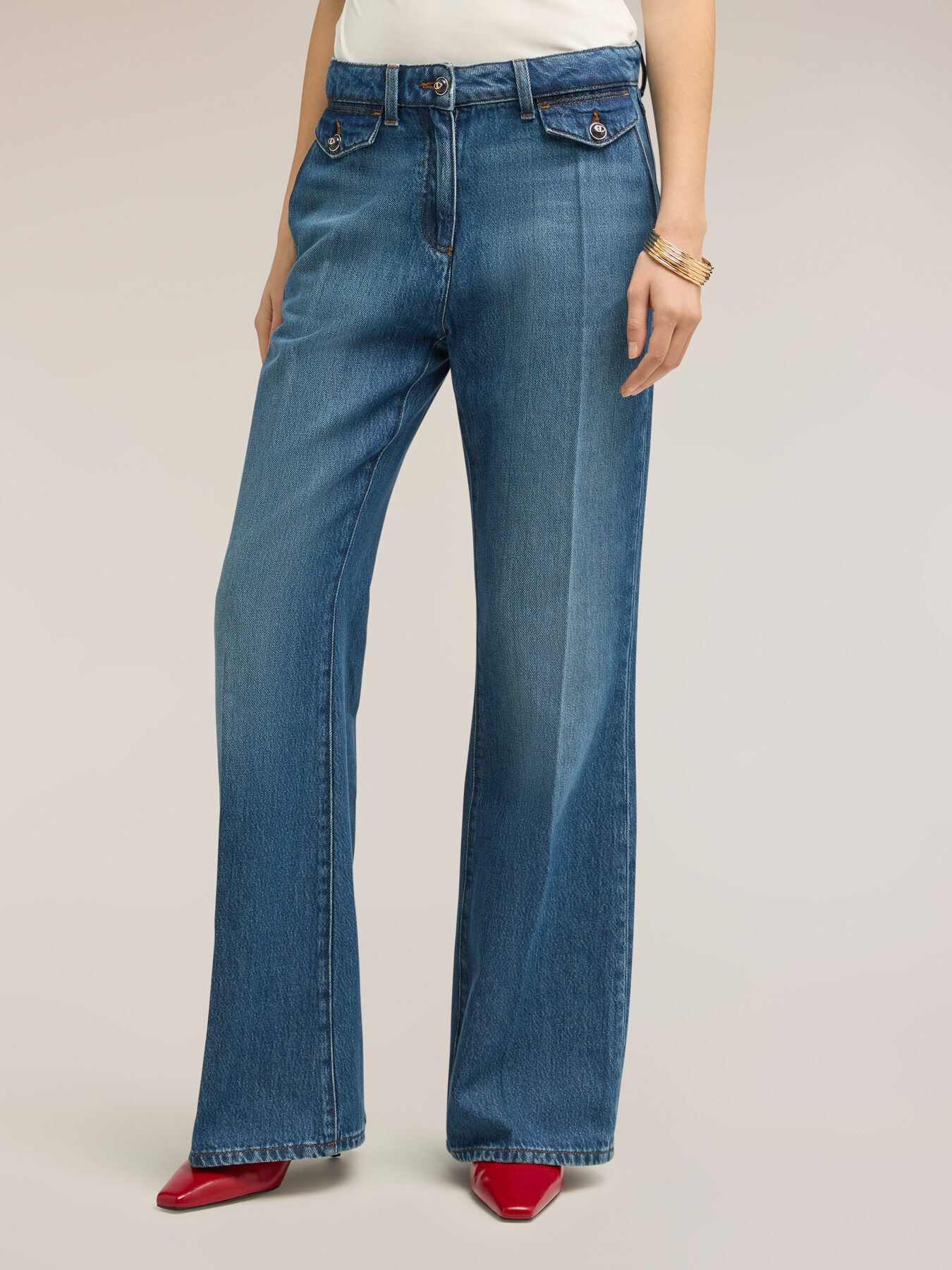 Jeans flare con tasche image number 2
