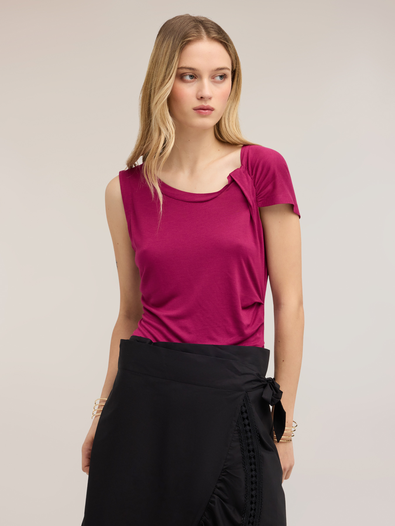 Top asimmetrico con drappeggio image number 3