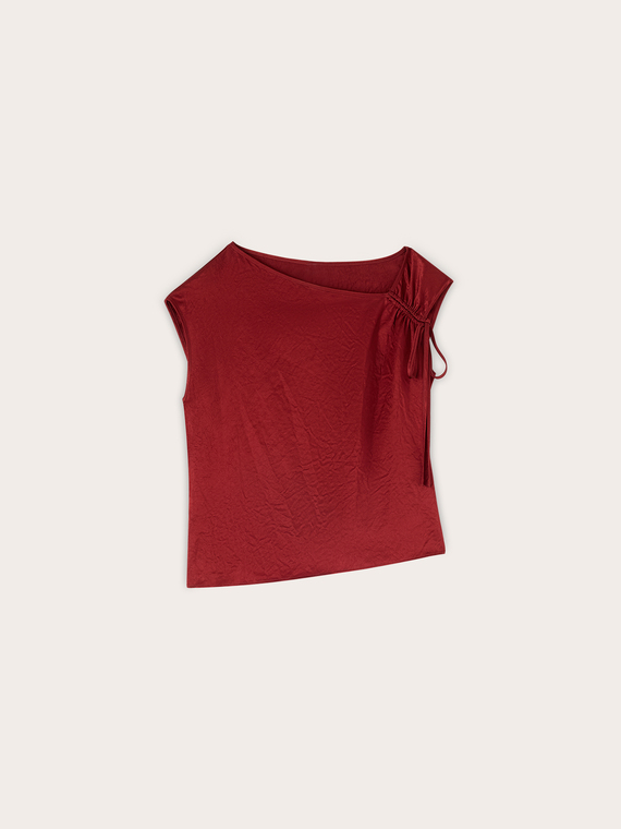 Top in raso con scollo asimmetrico drappeggiato