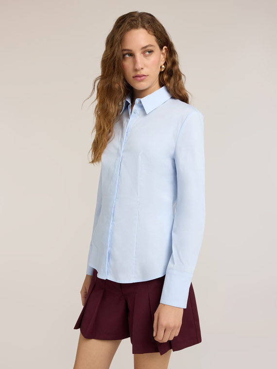 Camicia in popeline con bottoni nascosti