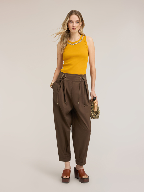 Top con strass sullo scollo