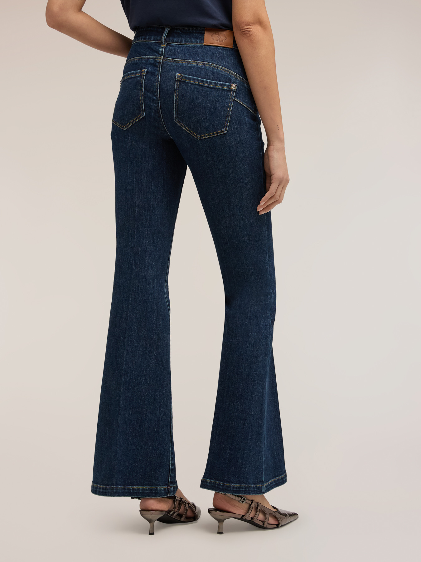 Jeans flare push-up in denim image number 1
