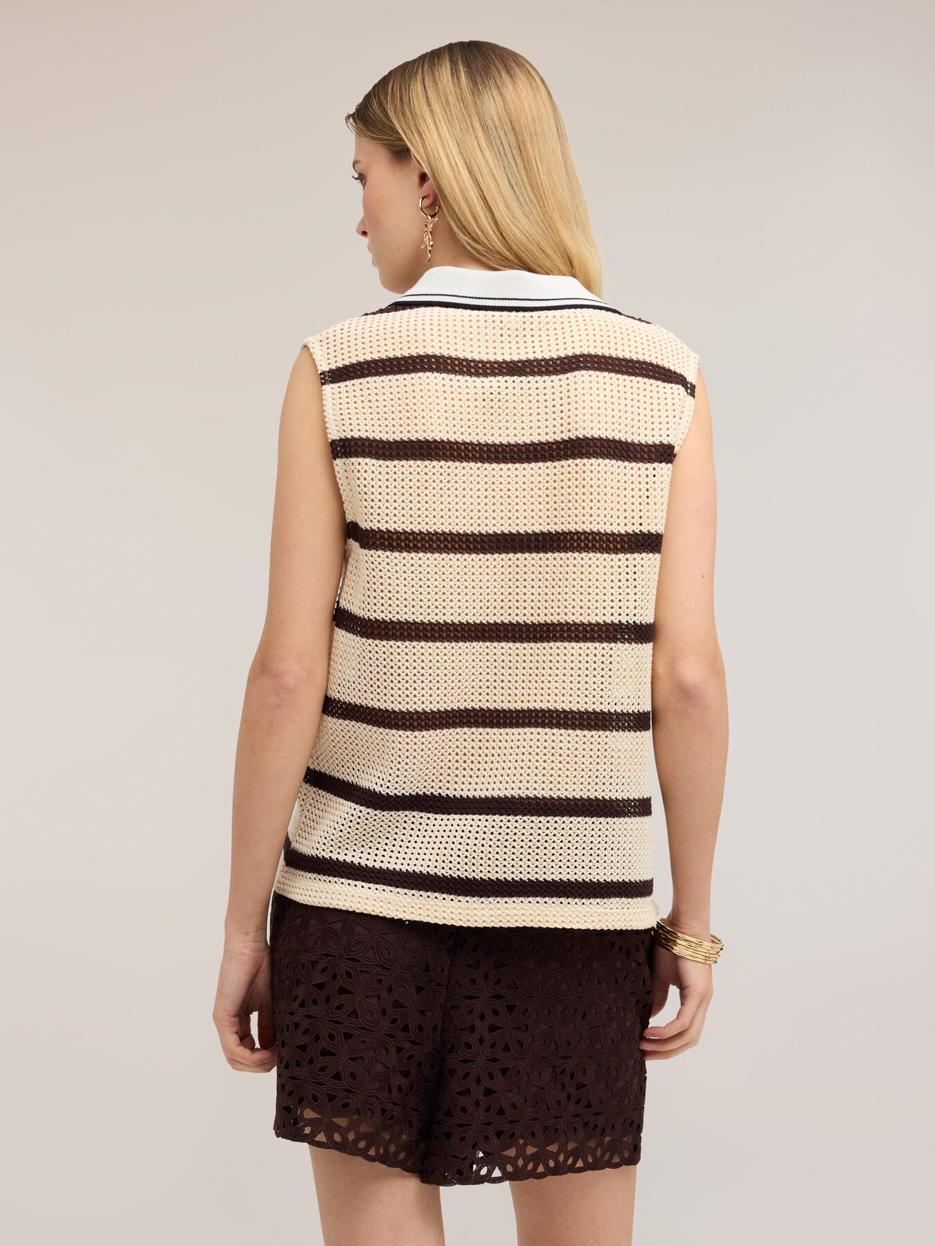 Top in maglia ajour&eacute; a righe con colletto polo image number 1
