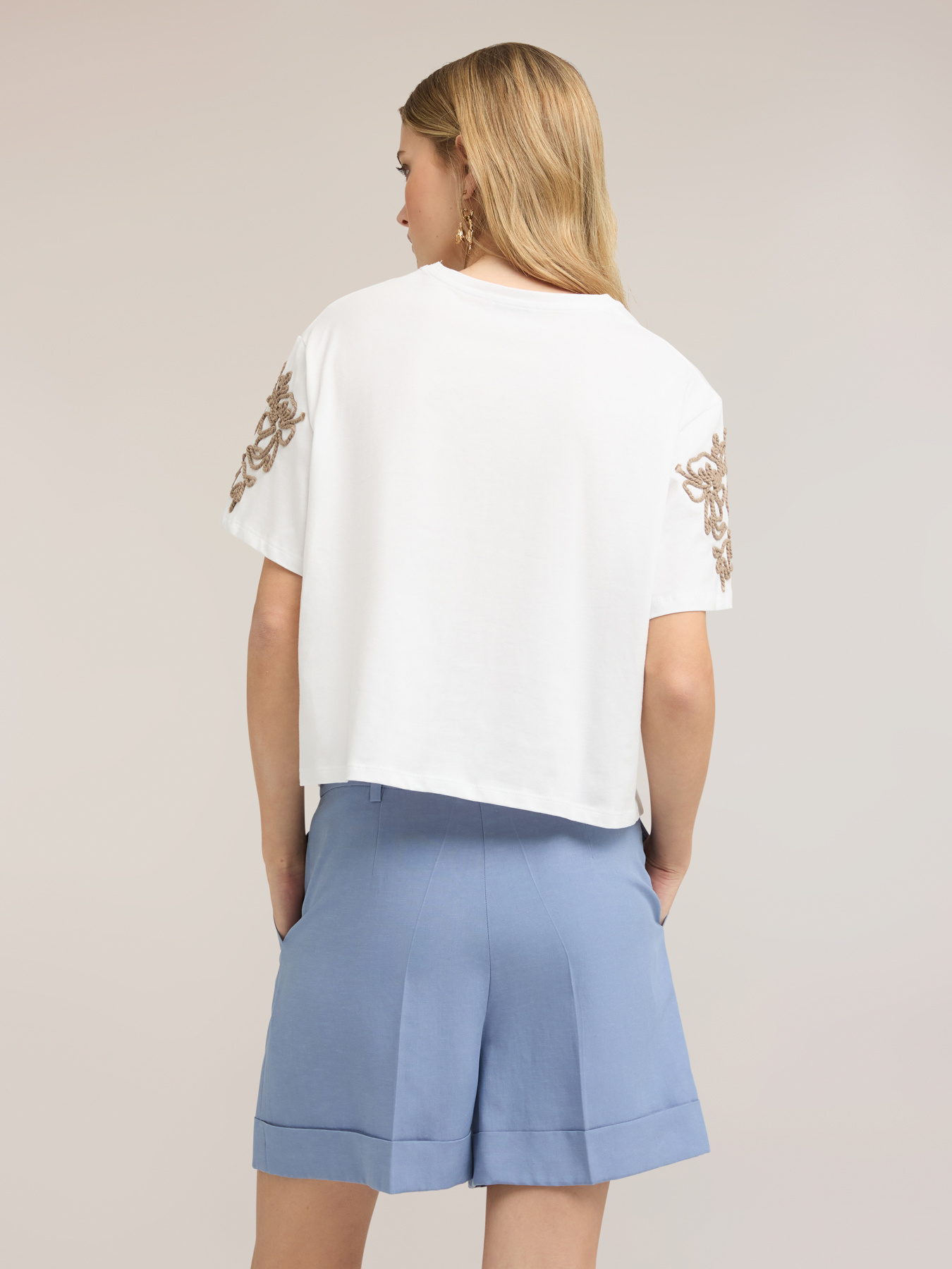T-shirt in jersey con ricami floreali image number 1