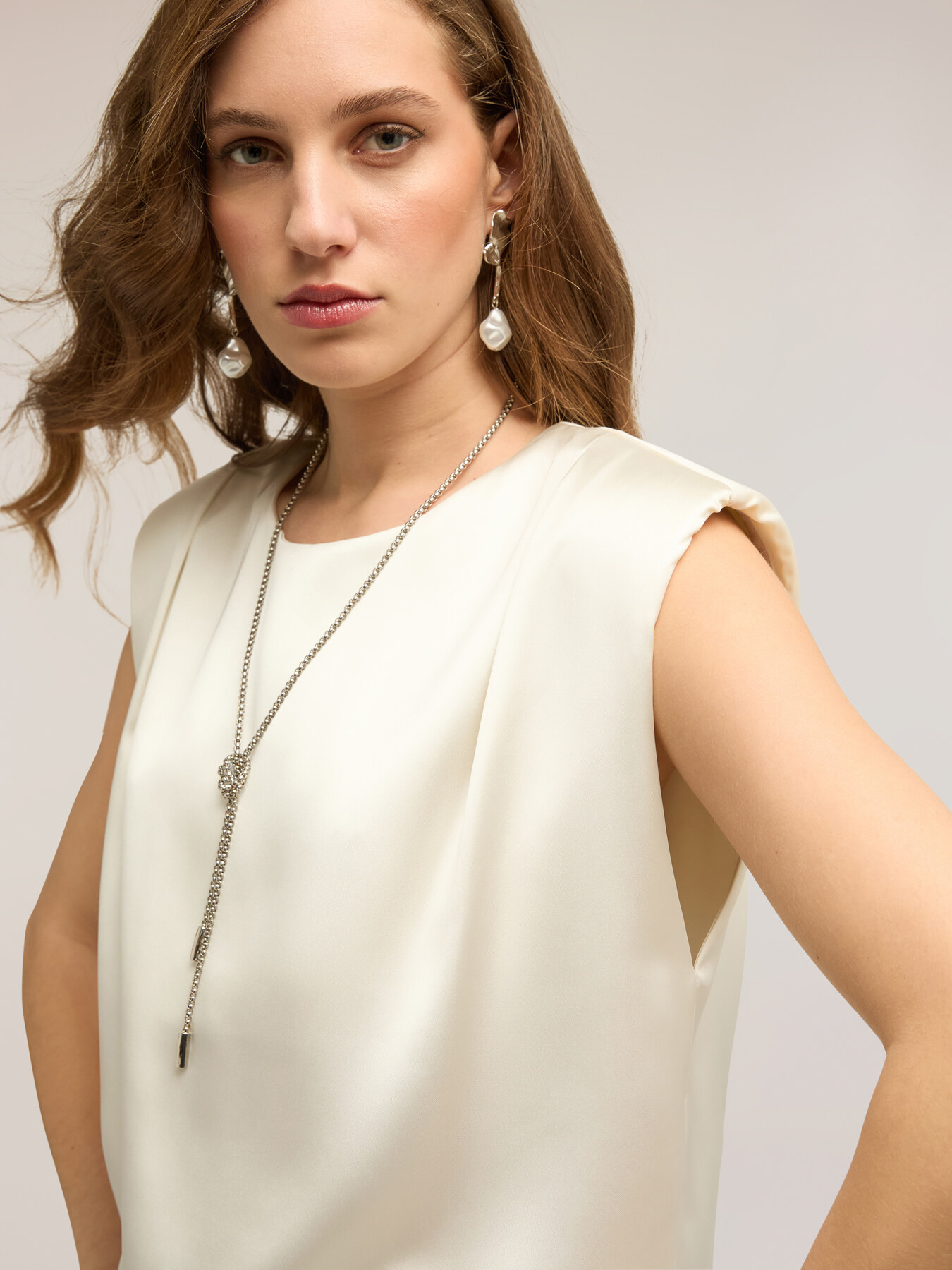 Blusa in raso con spalline image number 3