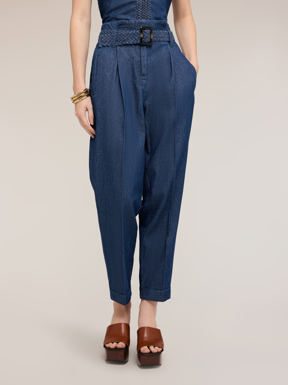 Jeans carrot con cintura intrecciata