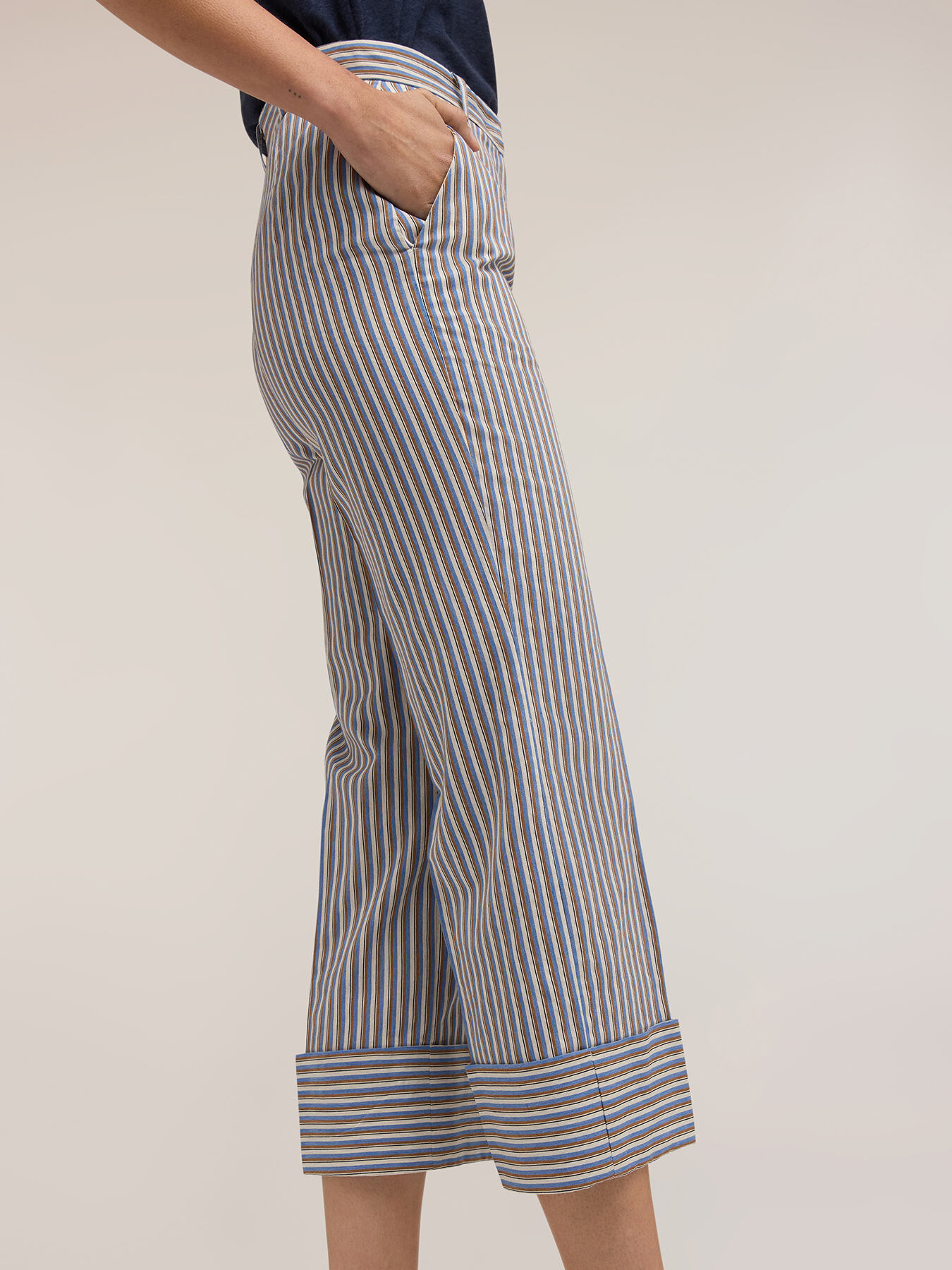 Pantaloni cropped a righe in misto cotone image number 3