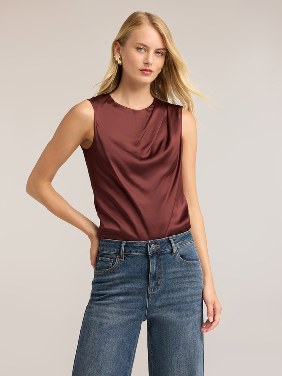 Top in raso con drappeggio asimmetrico