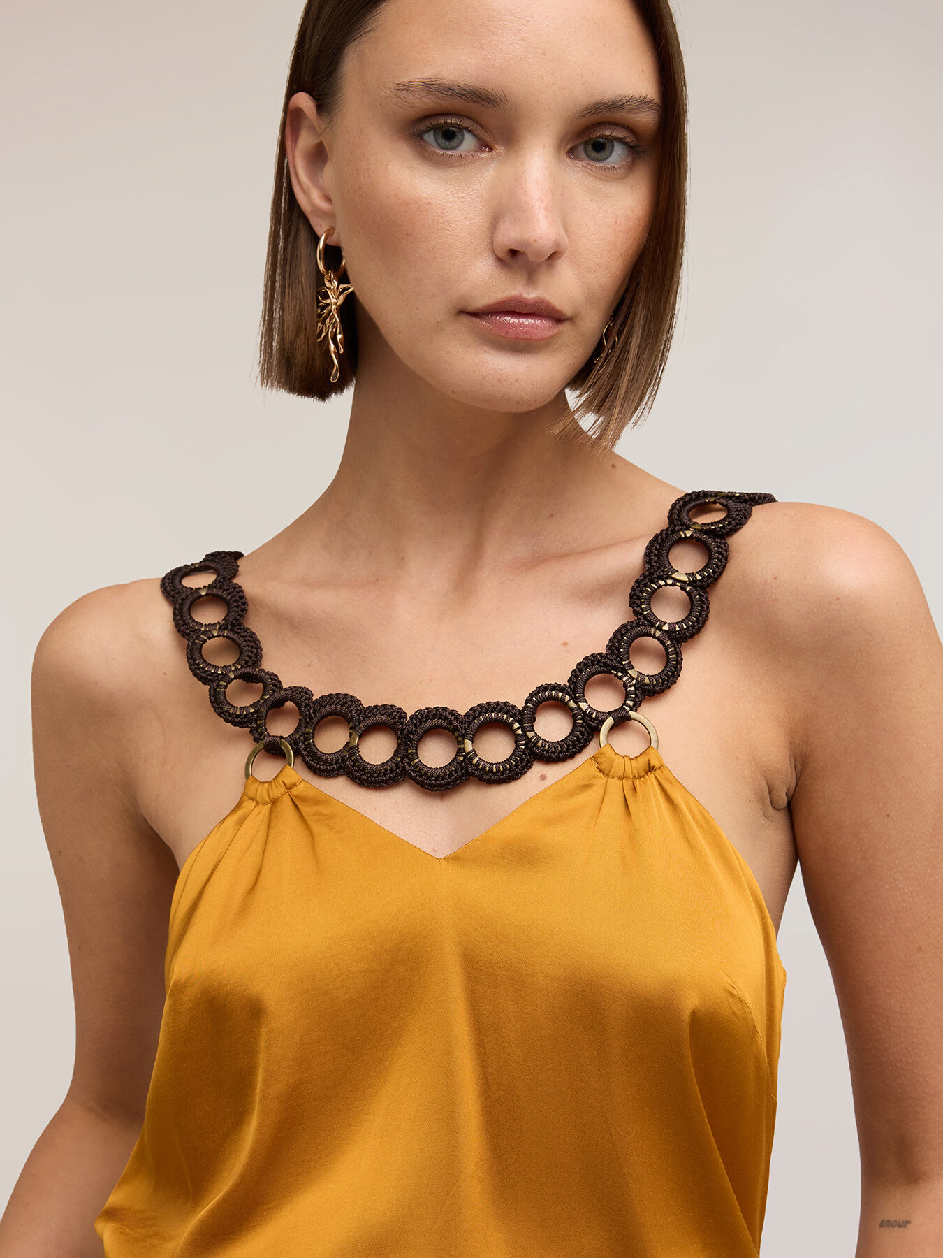 Top in raso con dettaglio metallico image number 3