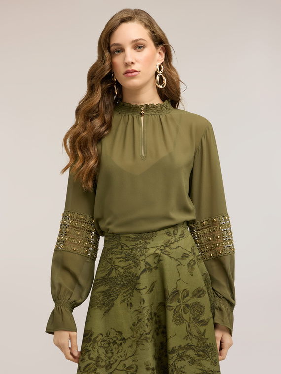 Blusa in georgette con maniche ricamate