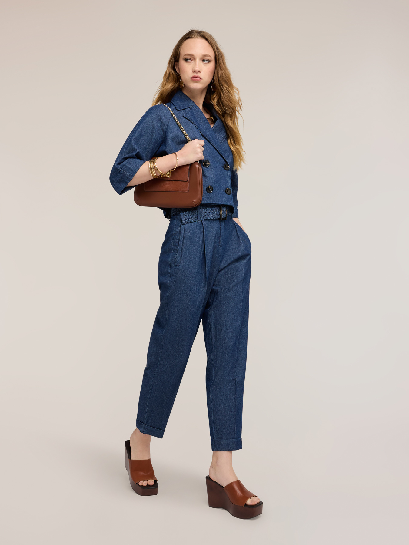 Jeans carrot con cintura intrecciata image number 2