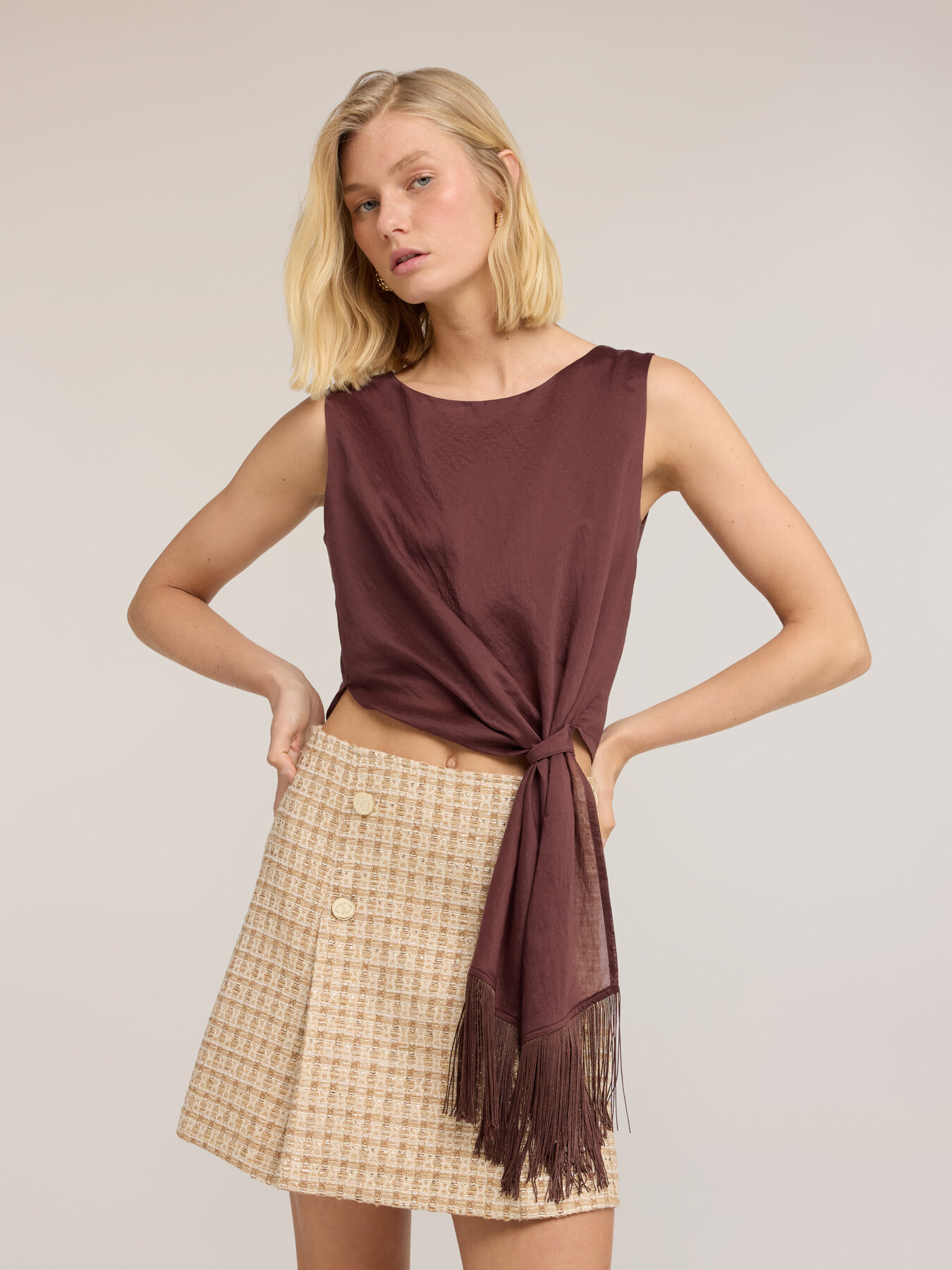 Top in voile con nodo e frange image number 2