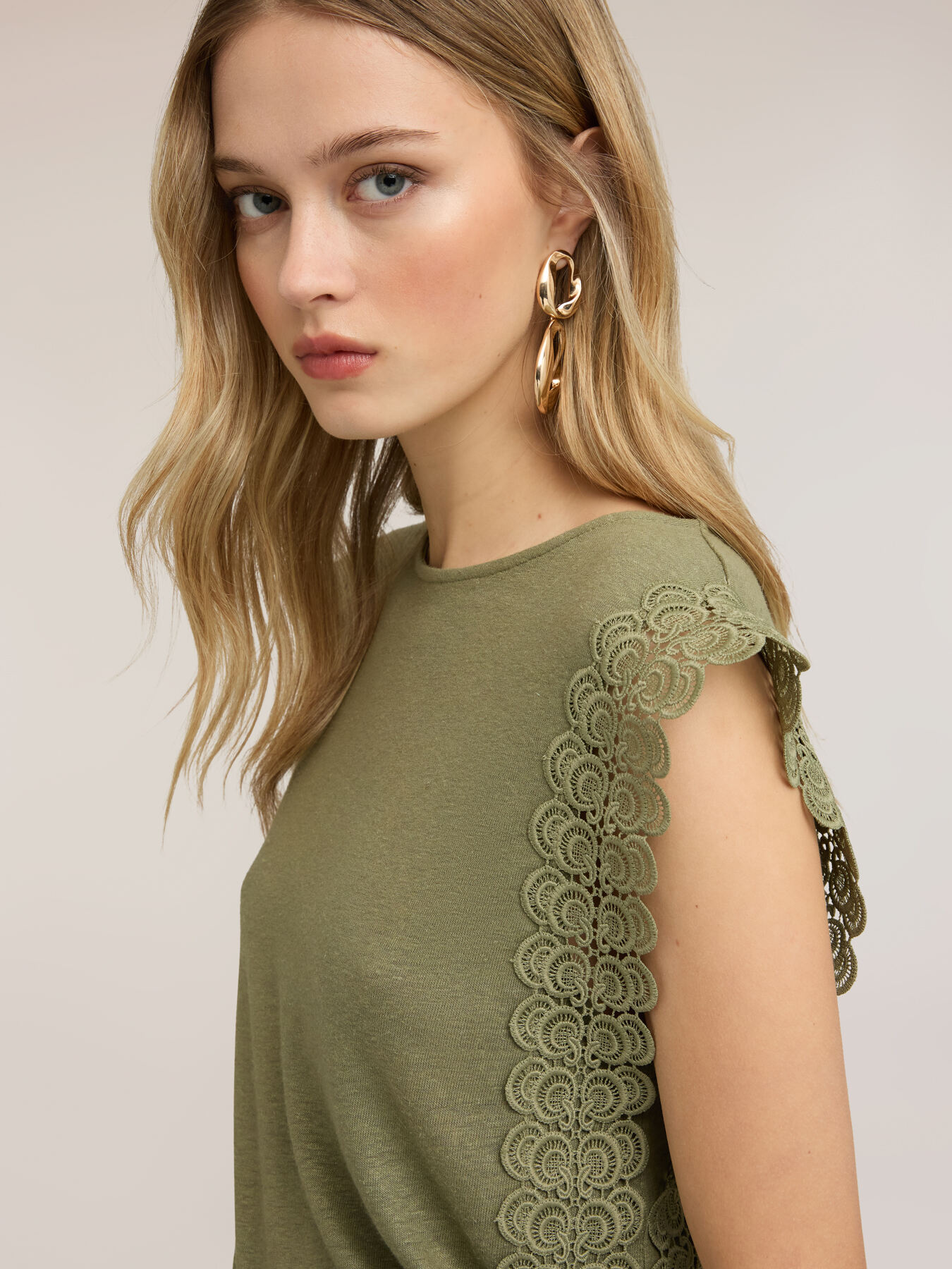 T-shirt in misto lino con inserti in pizzo image number 3