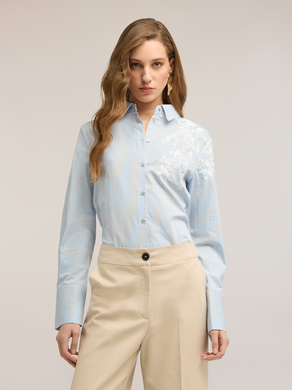 Camicia a righe con ricamo floreale
