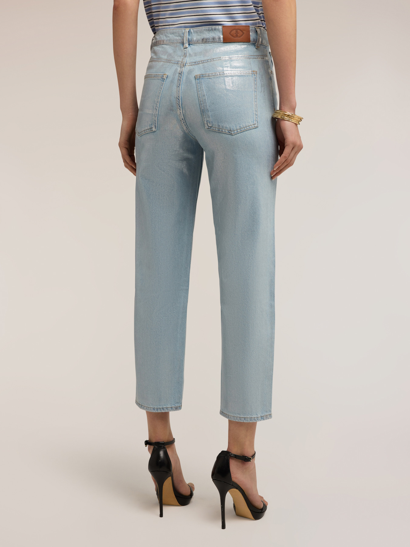 Jeans regular boyfit con laminatura image number 1