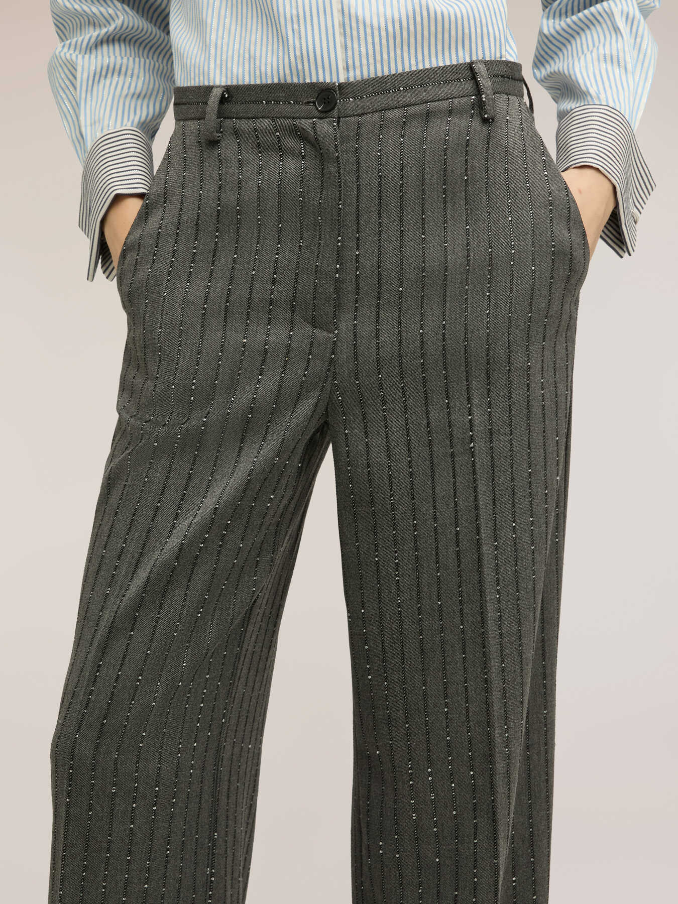 Pantaloni palazzo gessati con micro paillettes image number 3