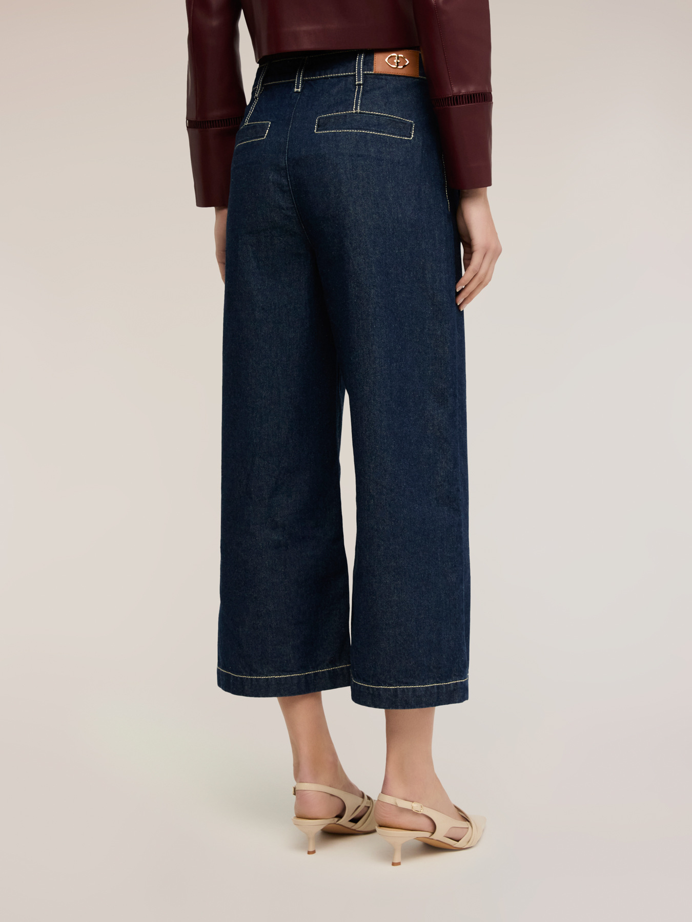 Jeans cropped wide leg con cuciture a contrasto image number 1