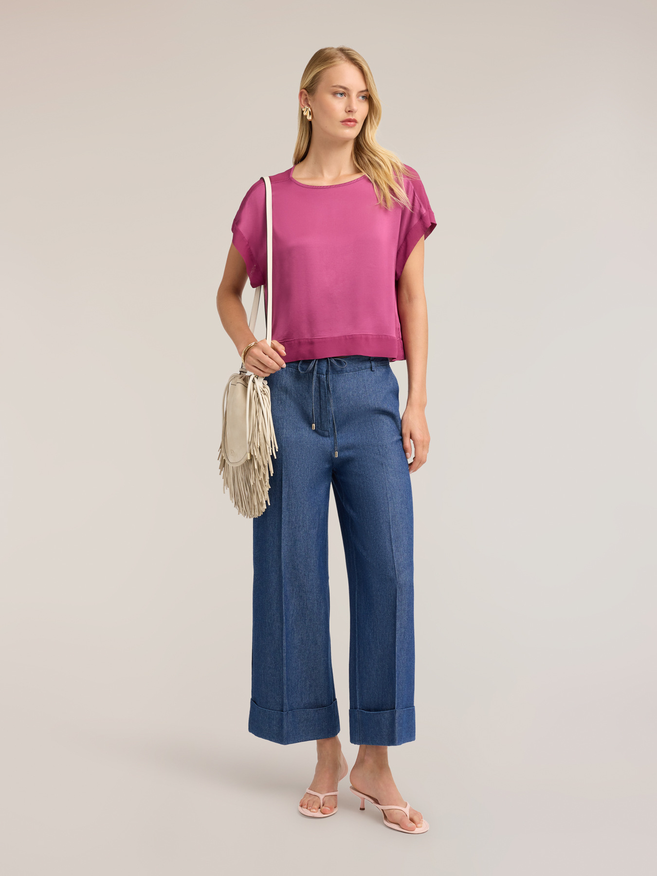 Blusa in raso con scollo a barchetta image number 3
