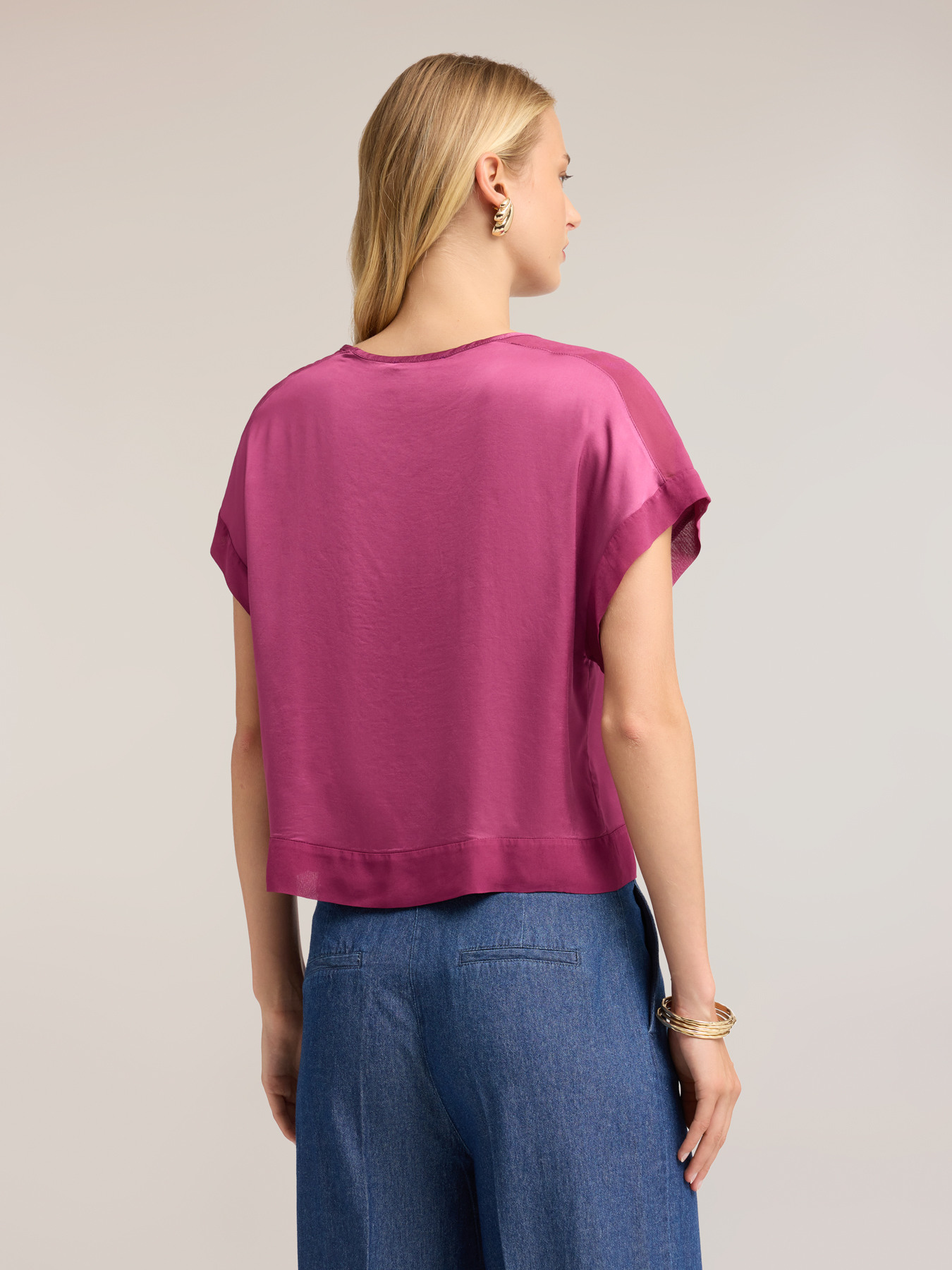 Blusa in raso con scollo a barchetta image number 1