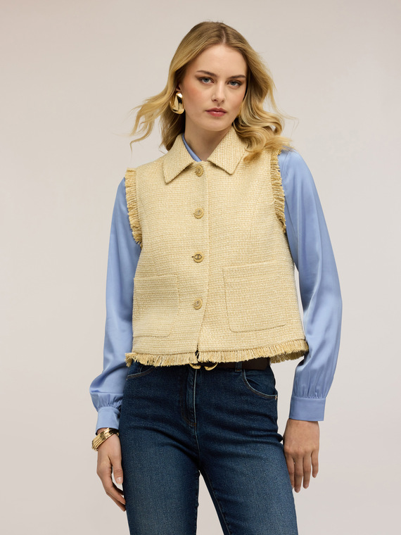 Gilet in boucl&eacute; con frange