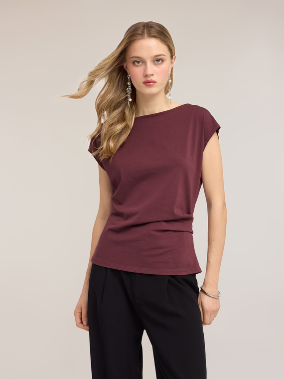 Top con drappeggio laterale