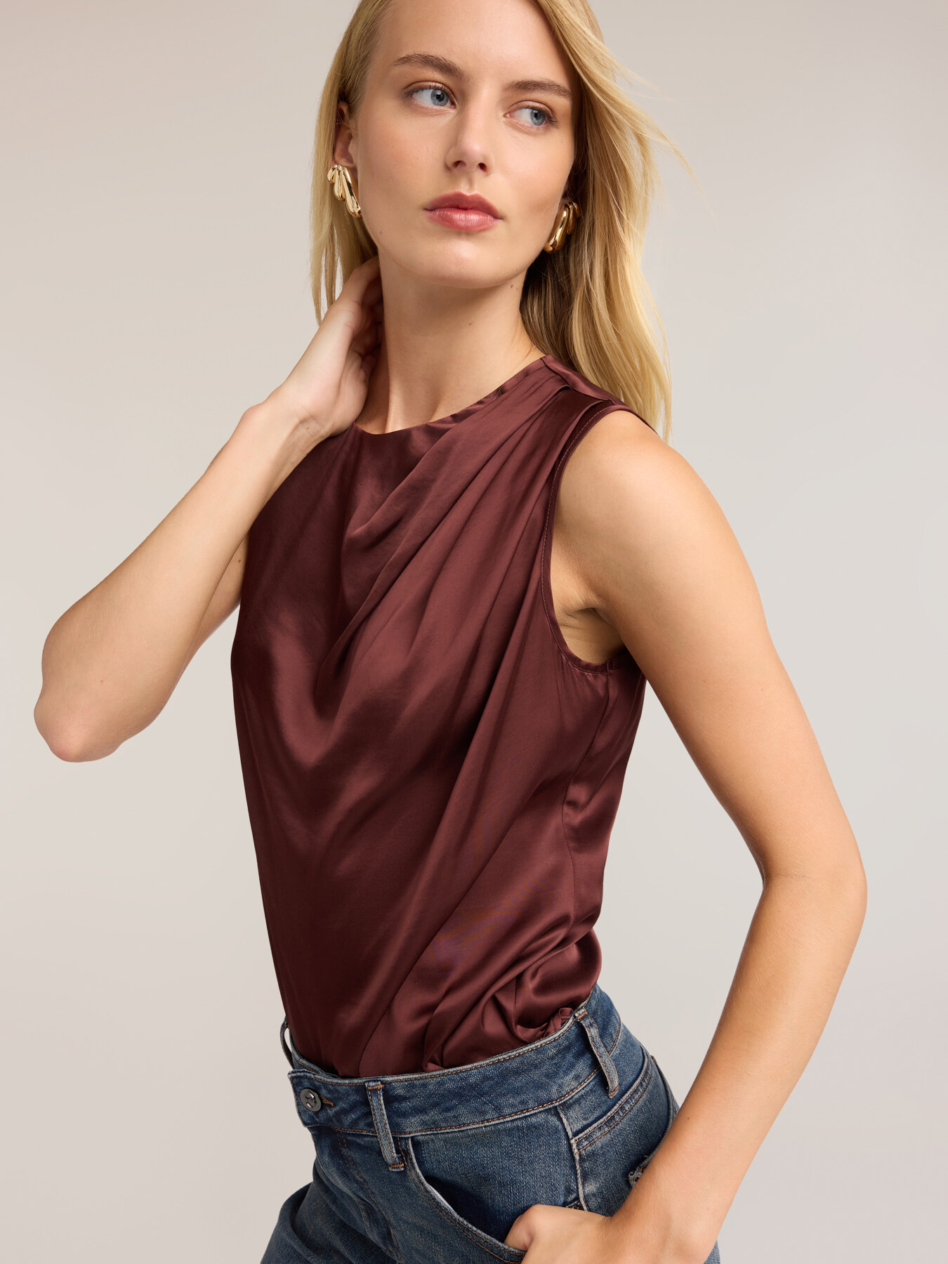 Top in raso con drappeggio asimmetrico image number 3