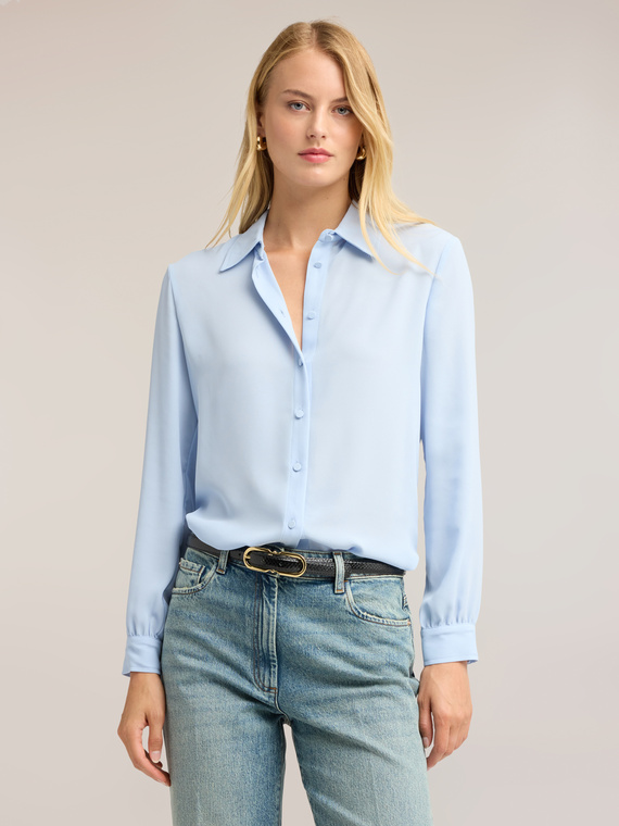 Camicia in cr&ecirc;pe de chine con colletto classico