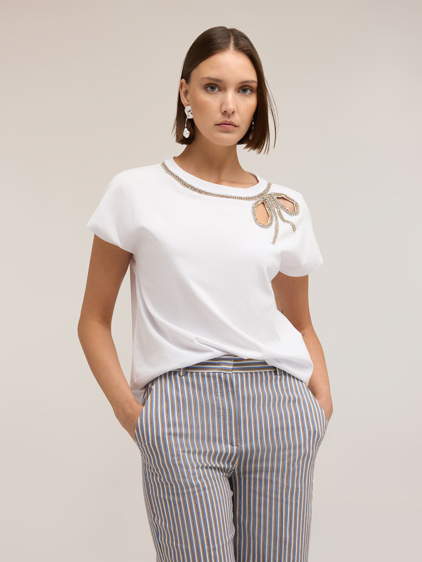 T-shirt con fiocco di strass image number 3