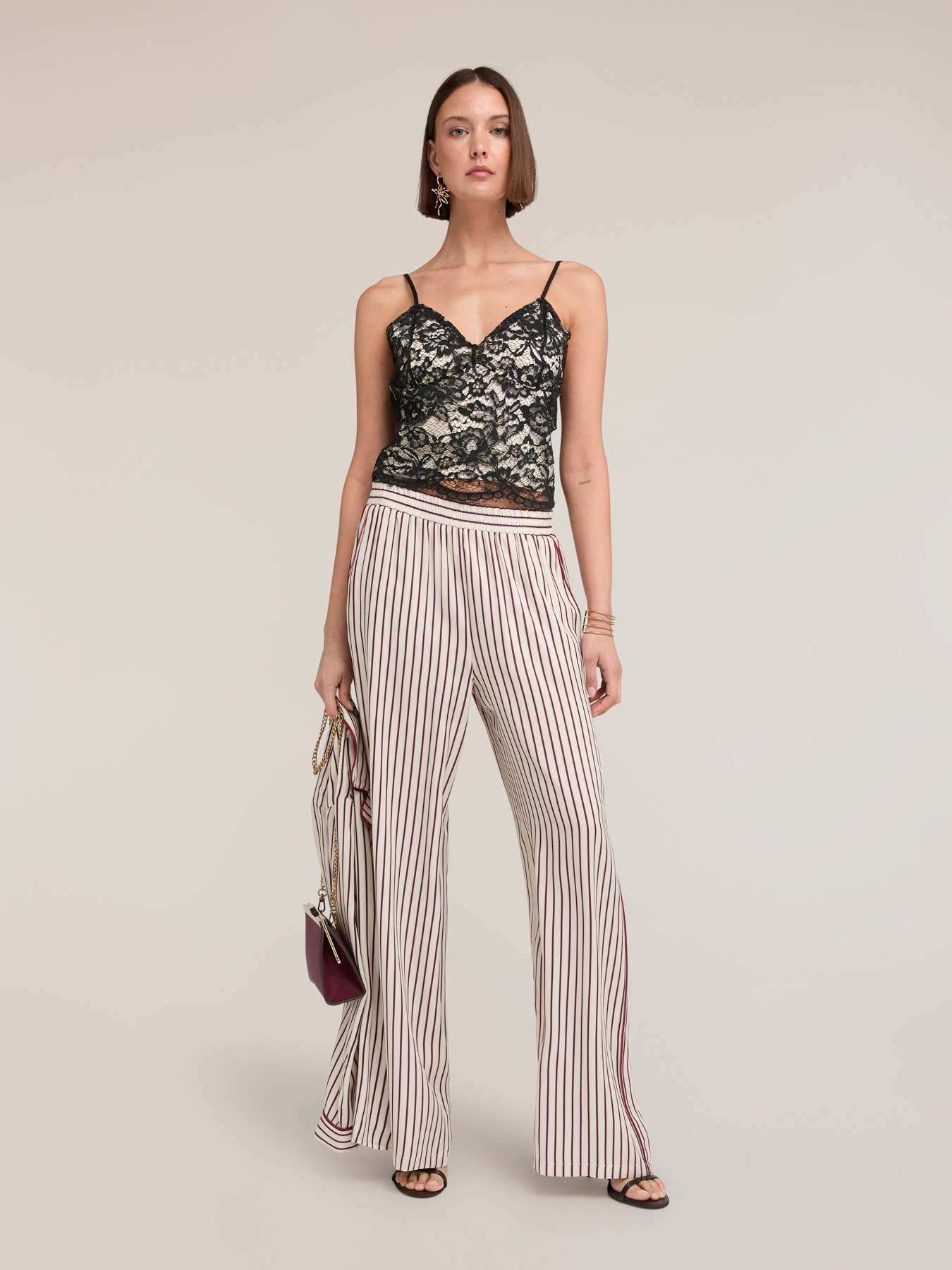 Top in pizzo con spalline sottili image number 3