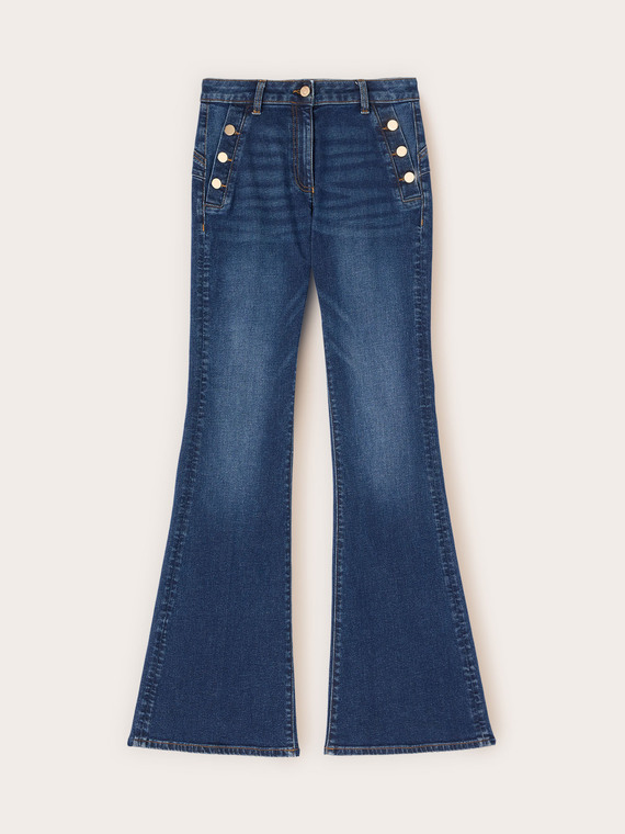 Jeans flare con bottoni metallici