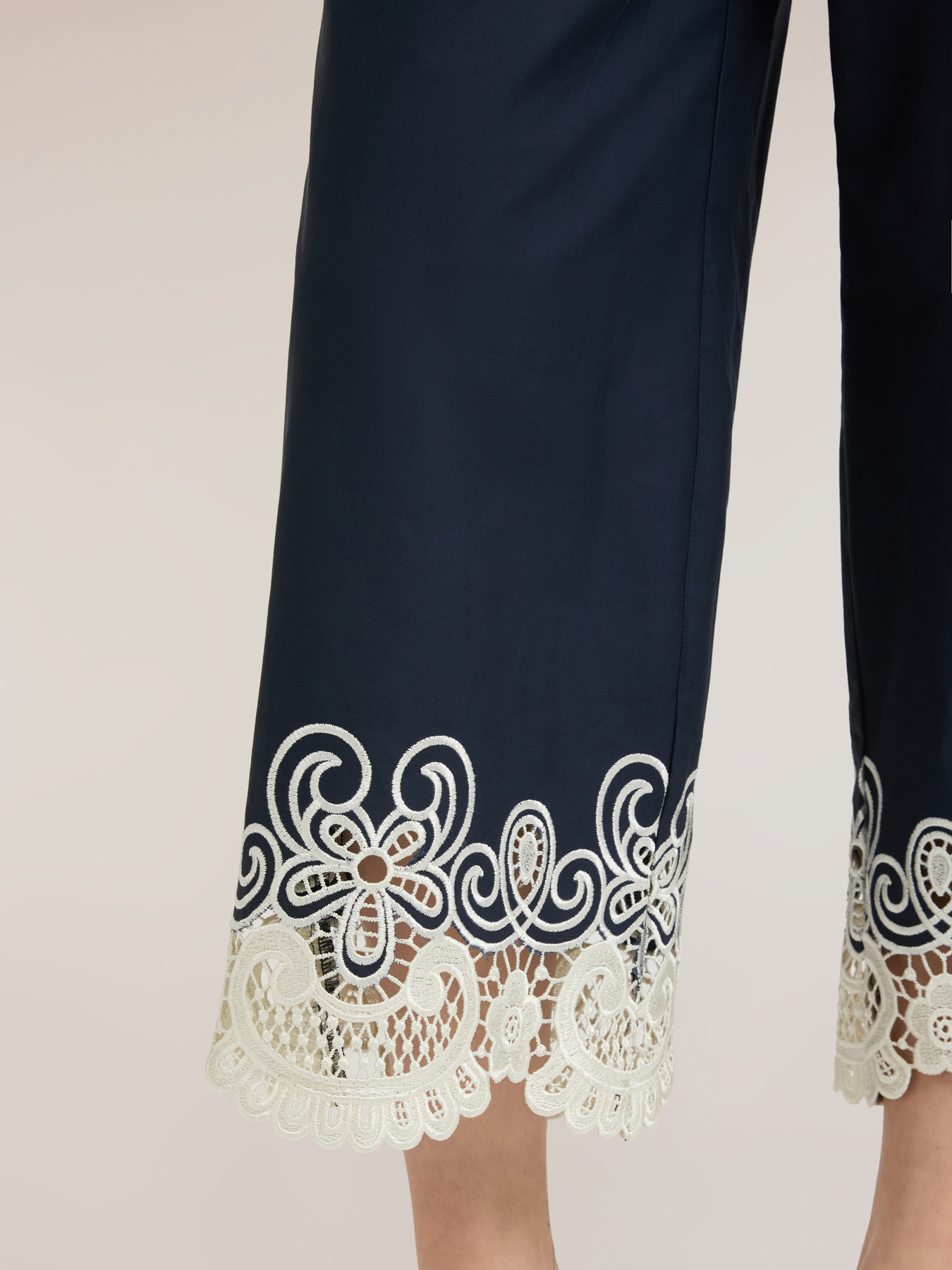 Pantaloni cropped in popeline con pizzo image number 3