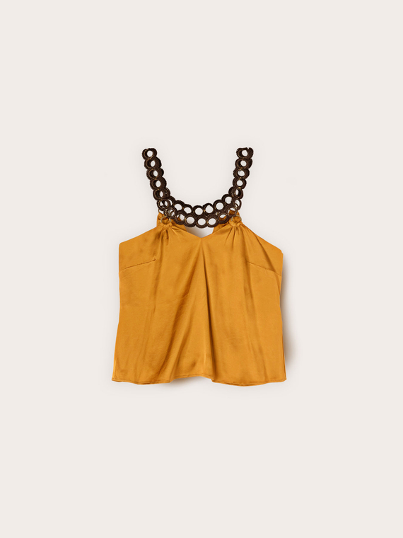 Top in raso con dettaglio metallico