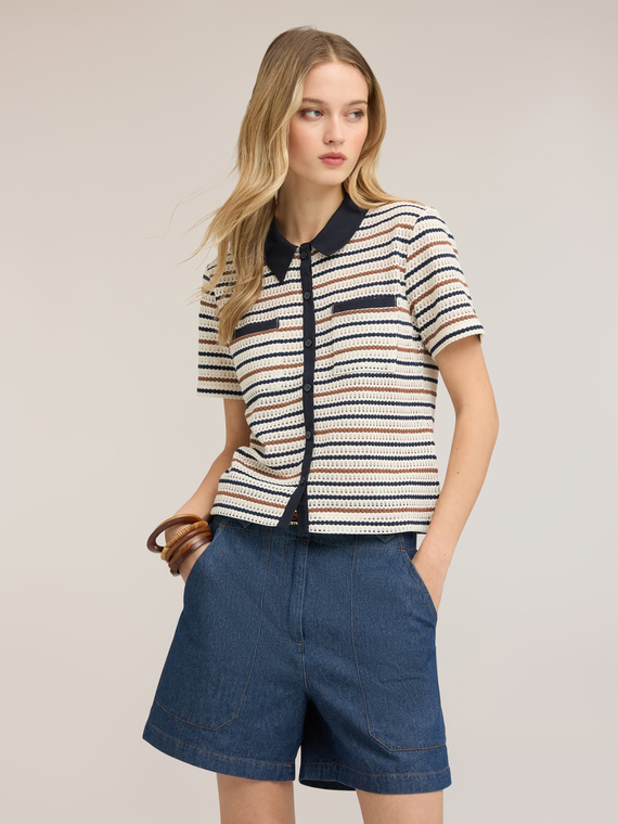 T-shirt a righe con colletto a contrasto