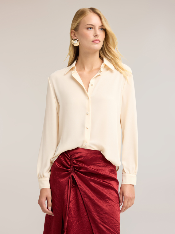 Camicia in cr&ecirc;pe de chine con colletto classico