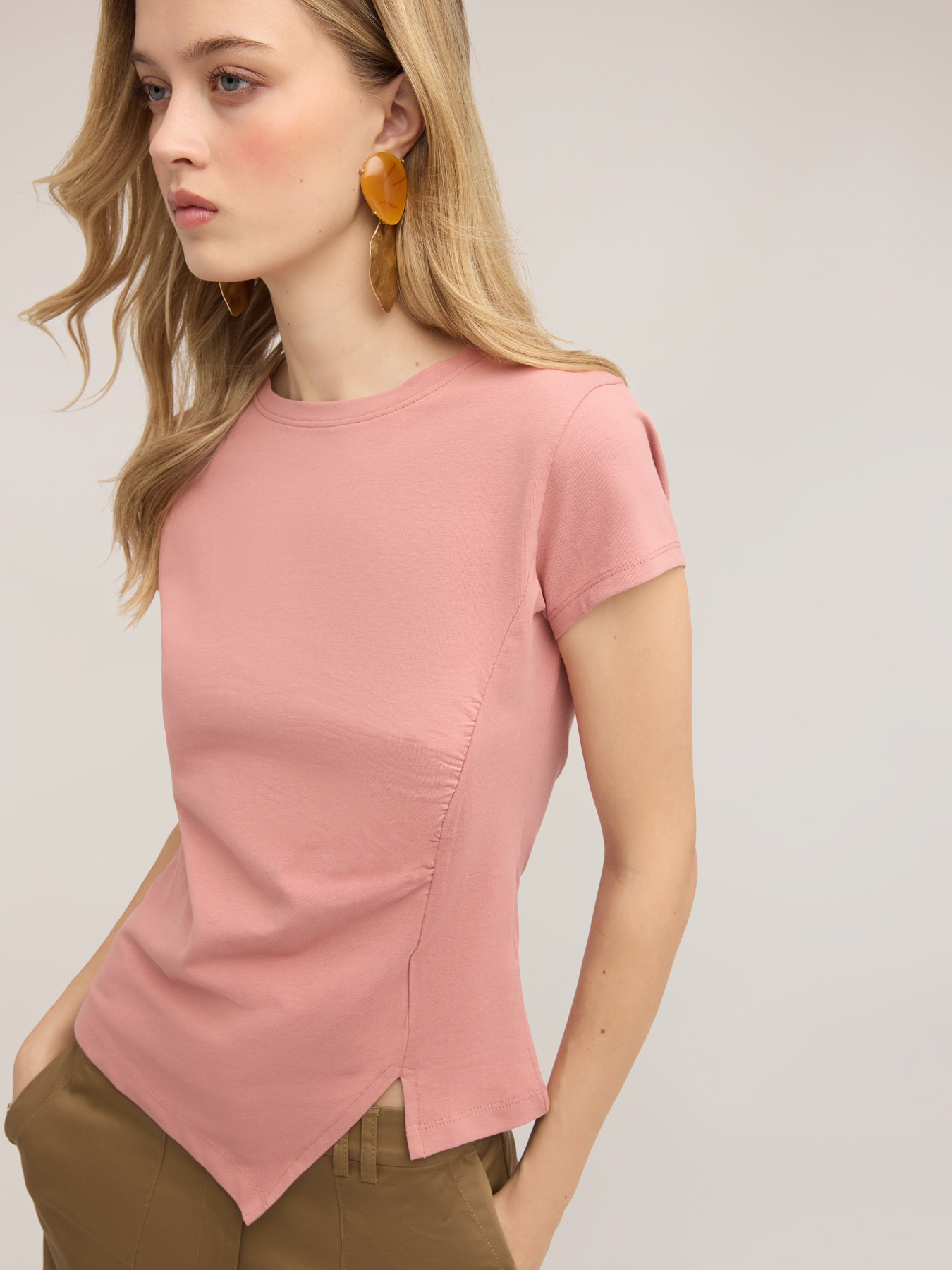T-shirt con drappeggio laterale asimmetrico image number 0