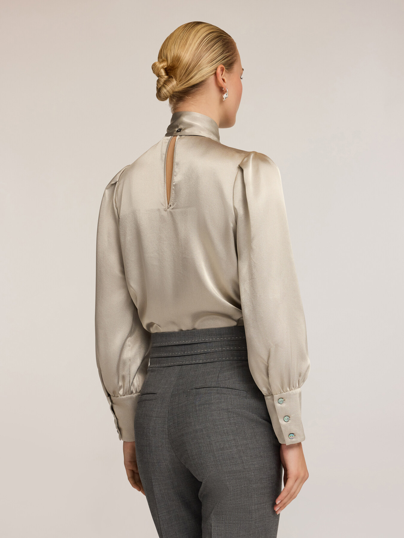 Blusa a body in raso con fiocco al collo image number 1