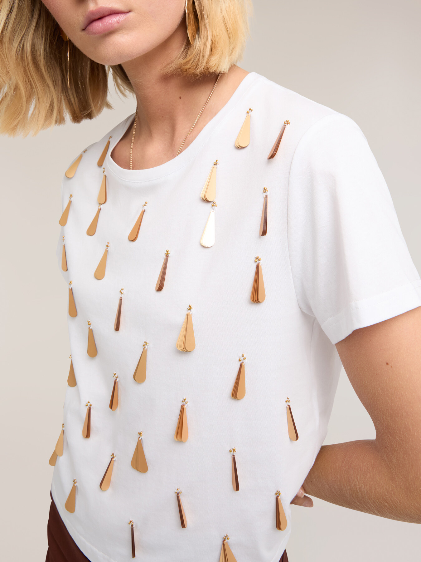 T-shirt con ricamo di paillettes image number 2
