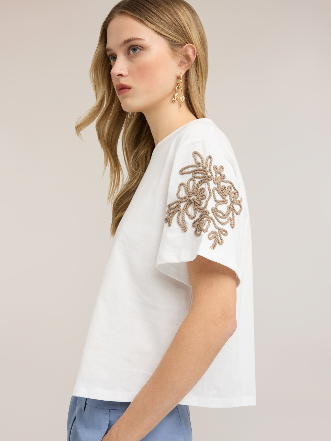 T-shirt in jersey con ricami floreali image number 0