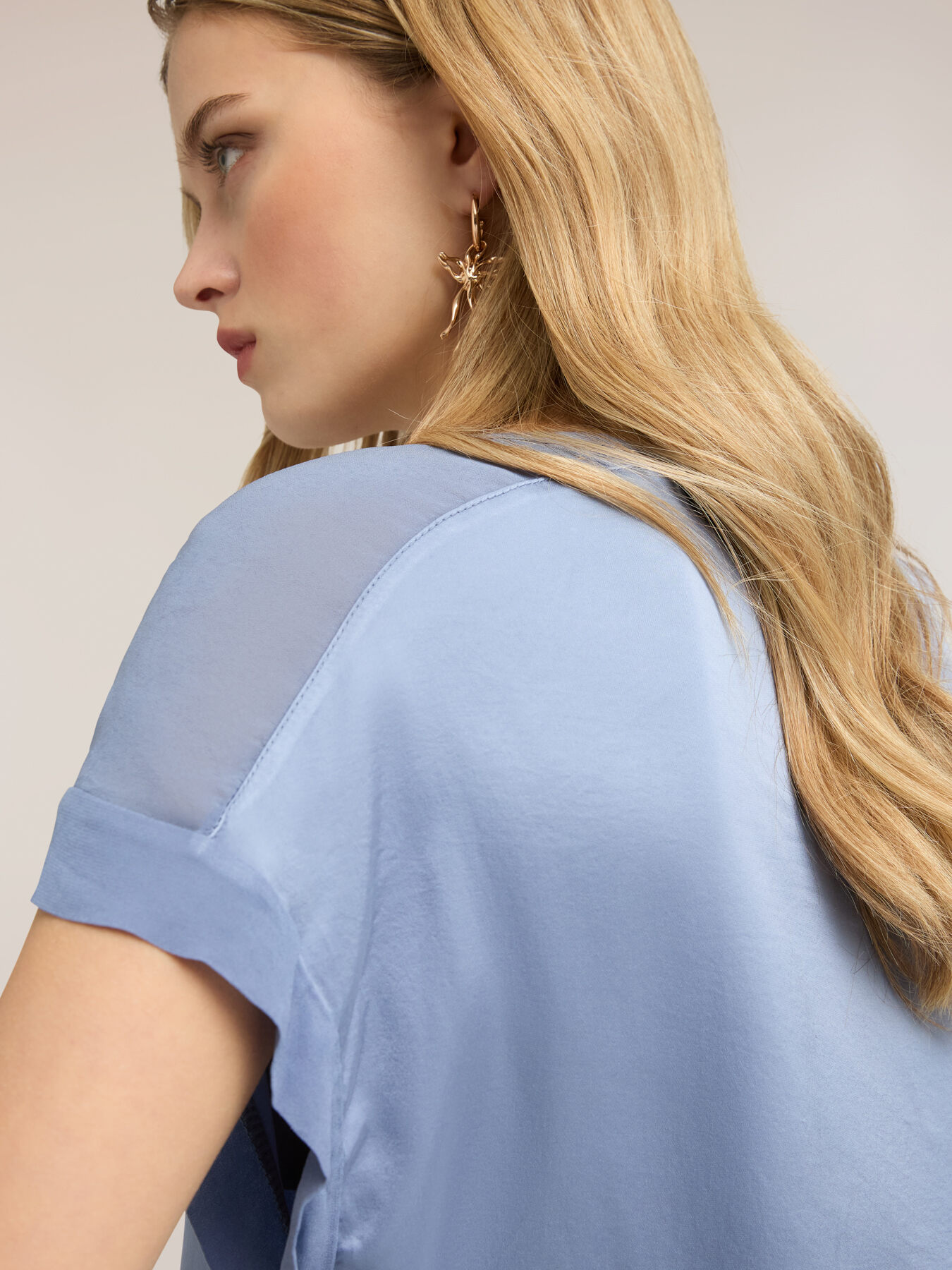 Blusa in raso con scollo a barchetta image number 3