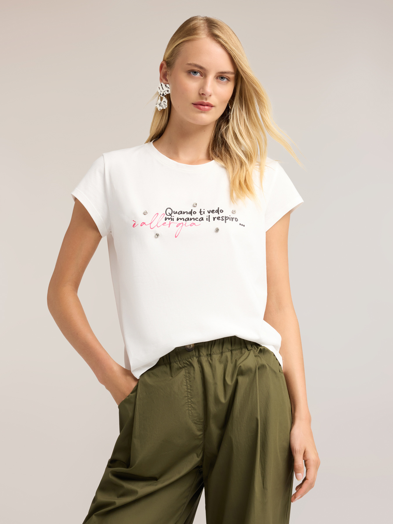 T-shirt con scritta e ricamo di pietre image number 0