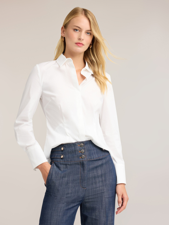 Camicia in popeline con bottoni nascosti