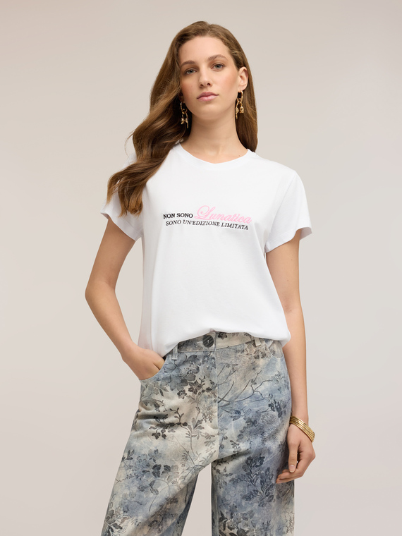 T-shirt in jersey con scritta ricamata