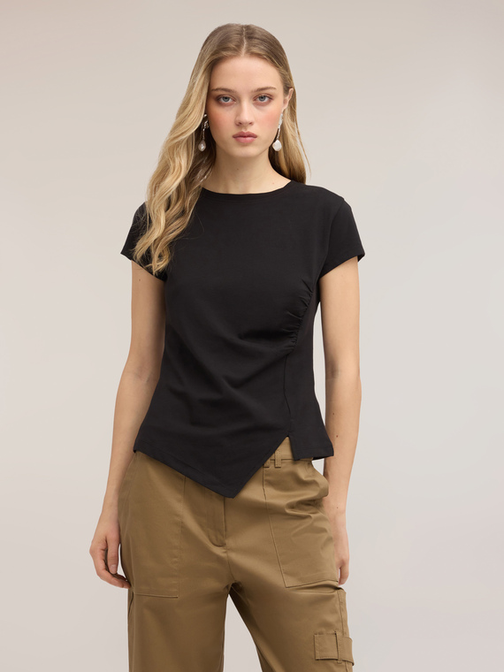 T-shirt con drappeggio laterale asimmetrico