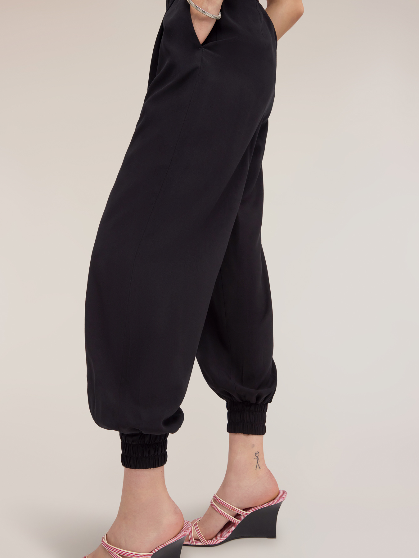Pantaloni in viscosa con polsini sul fondo image number 3