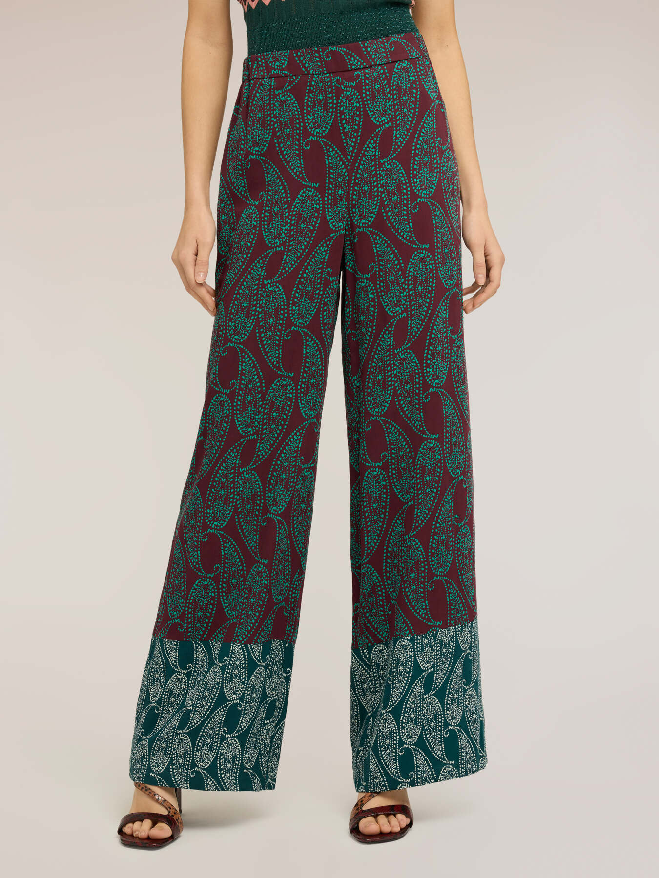 Pantaloni palazzo in raso fantasia cashmere image number 2
