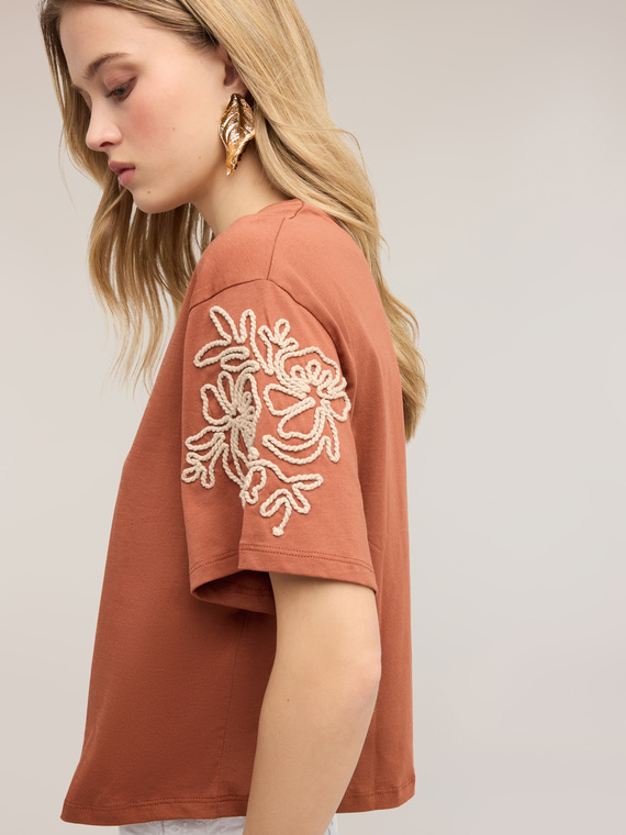 T-shirt in jersey con ricami floreali