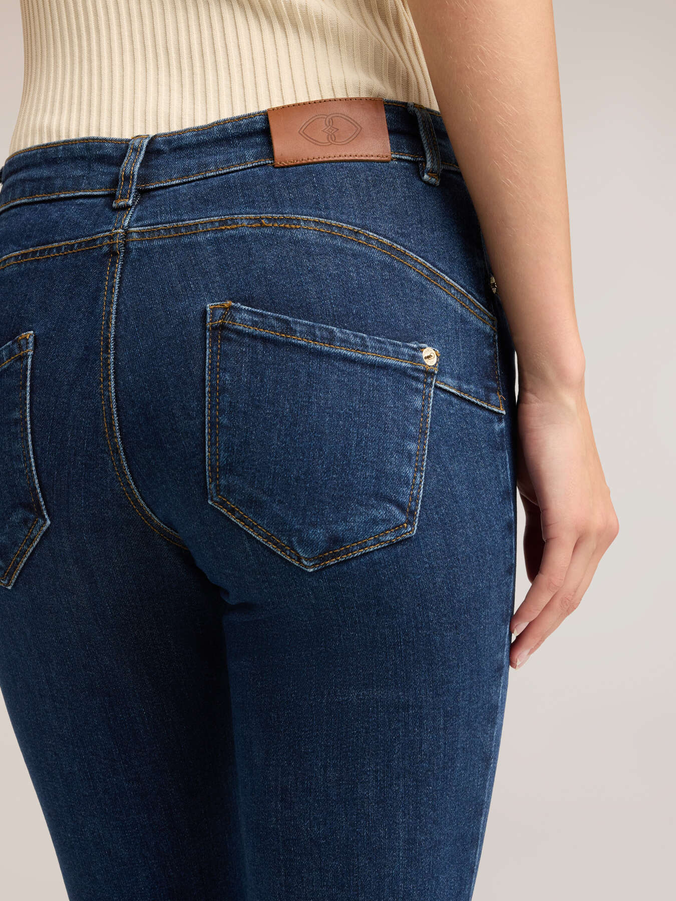 Jeans flare push-up in denim image number 3