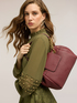 Borsa a spalla con catena dorata image number 0